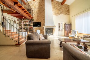 TV, fireplace - Wine Estate House 10 Minutes from Narbonne with Private Pool (Bizanet)