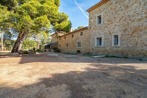 Property grounds - Holiday Home 'Wine Estate Mas 10 Min from Narbonne' with Private Pool (Bizanet)
