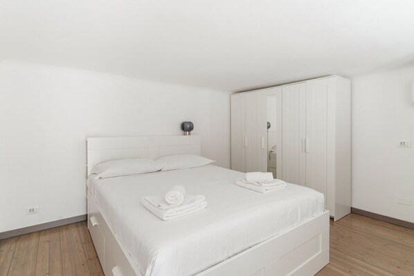 2 chambres, fer et planche Ă repasser