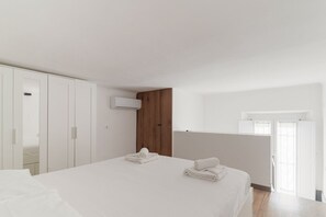 2 室のベッドルーム、アイロン / アイ  ロン台