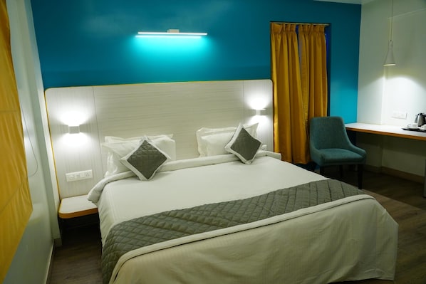 Basic Double Room, City View | Meja, ruang kerja komputer riba, kalis bunyi, seterika/papan seterika 