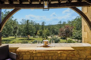 Outdoor dining - Rosepeche, a beautiful villa with a castle feel (Les Eyzies)
