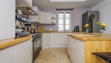 Een koelkast, een microgolfoven, een oven, een kookplaat