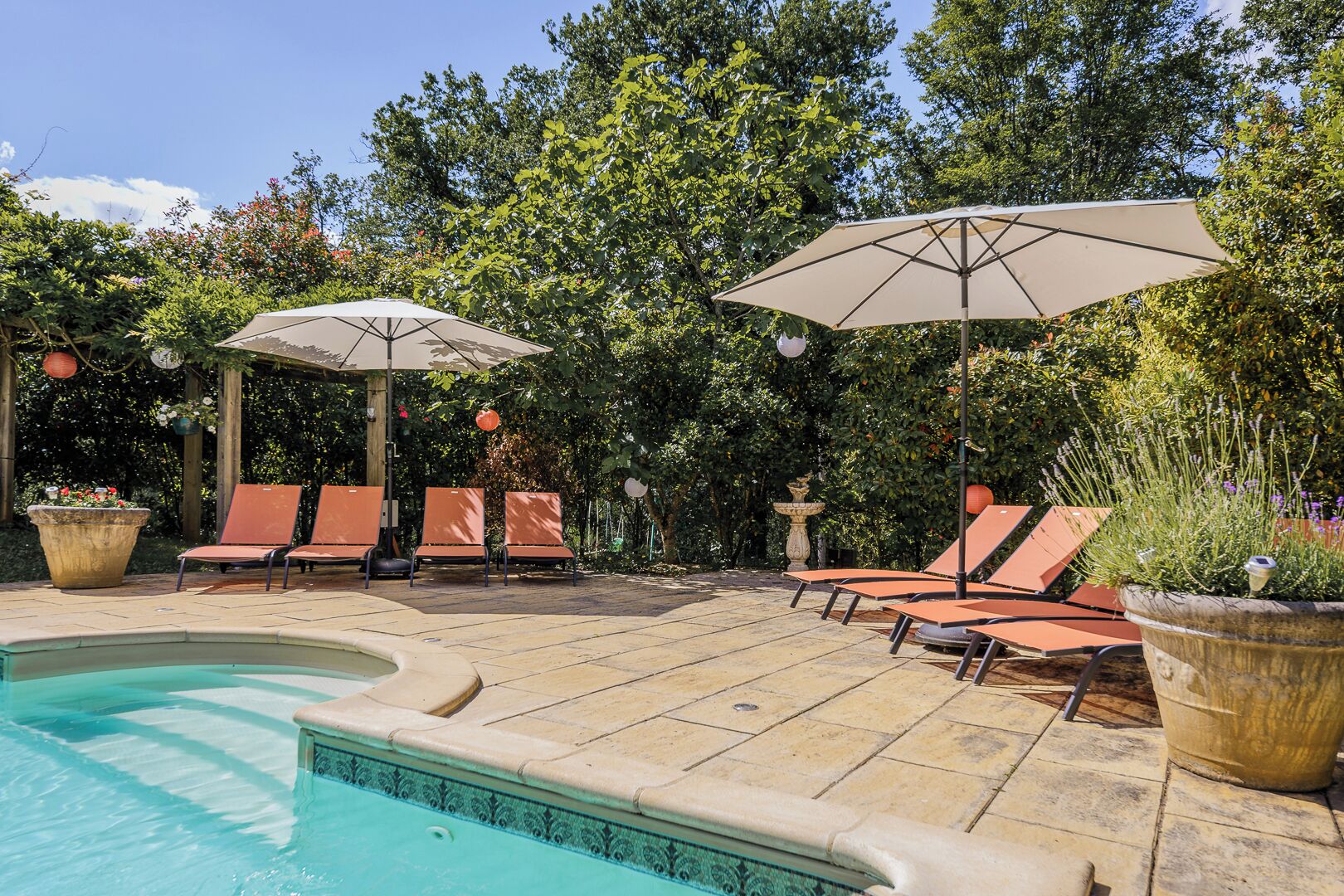 Utomhuspool och uppvärmd pool