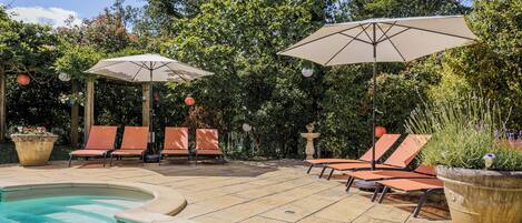 حمّام سباحة خارجي، حمّام سباحة مُدفَّأ