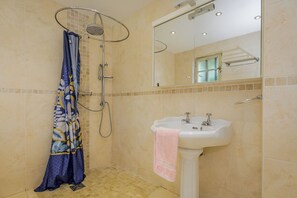 Shower, hair dryer, bidet, towels