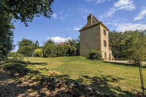 Property grounds - Rosepeche, a beautiful villa with a castle feel (Les Eyzies)