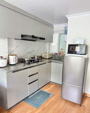 Refrigerador, microondas, placa de cocina, tetera/pava eléctrica