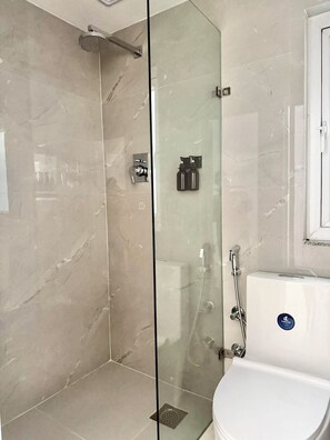 Douche, sĂšche-cheveux, bidet, serviettes fournies