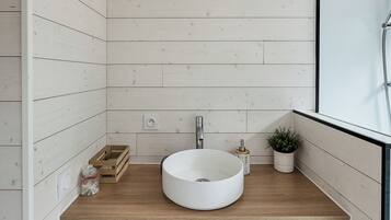 Douche, serviettes fournies, savon, papier toilette