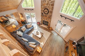 Smart-TV, Kamin, Tischfußball, Tischtennisplatte