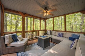 Smart TV, fireplace, foosball, table tennis - New! Split Lakefront Home w/ Hot Tub & Dock (Oakland)