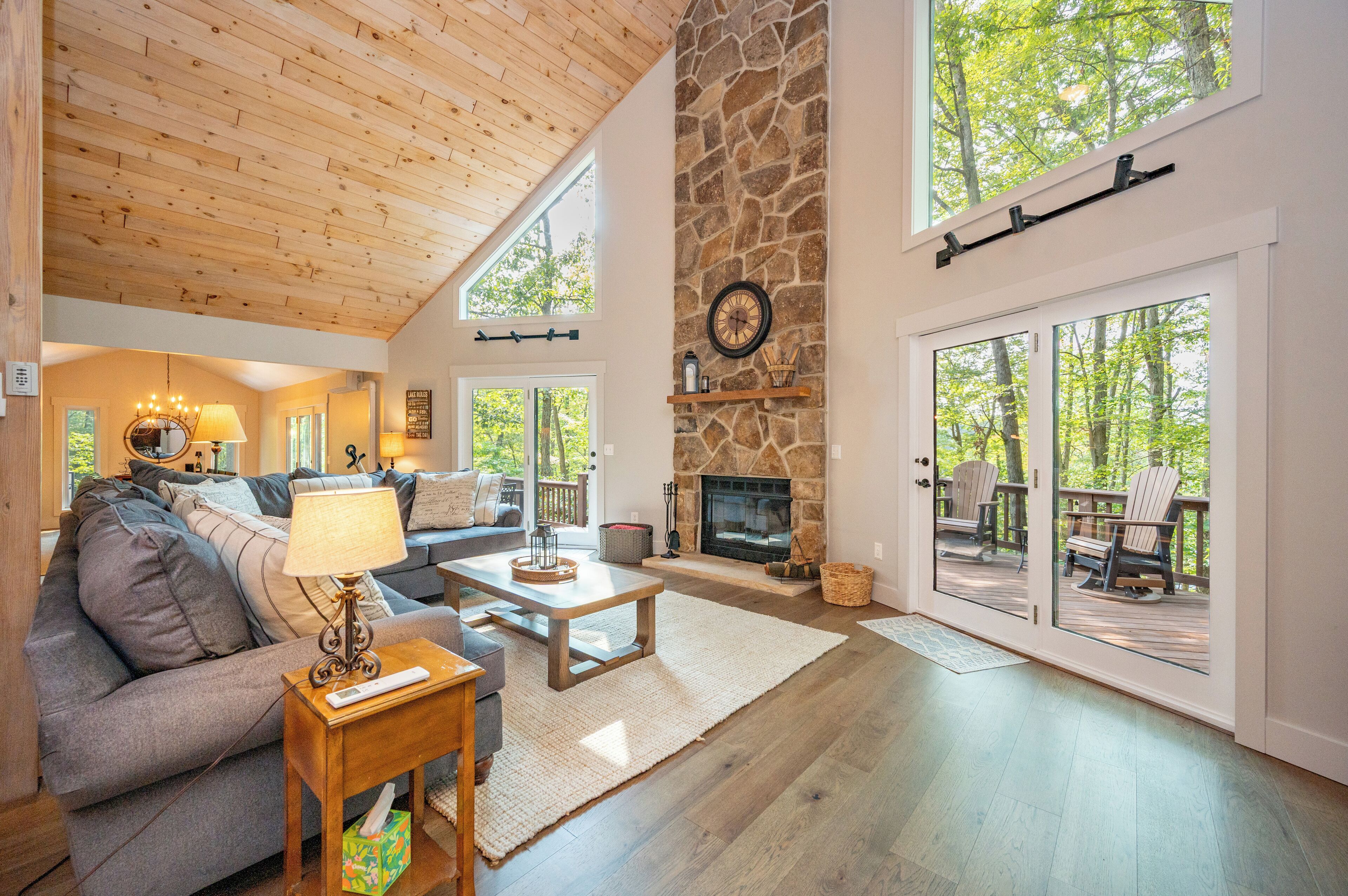 Smart-TV, Kamin, Tischfußball, Tischtennisplatte