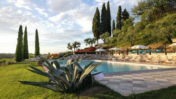 Een seizoensgebonden buitenzwembad, parasols voor strand/zwembad
