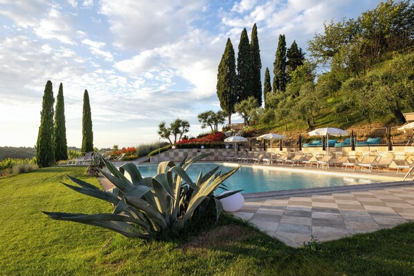 Sæsonbestemt udendørs pool, åben fra kl. 08.30 til kl. 19.30, parasoller