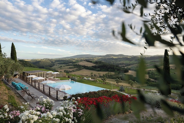 Piscina externa sazonal, funciona das 8h30 às 19h30, guarda-sóis