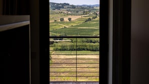 Una habitación con un amplio ventanal con vistas a un paisaje rural.
