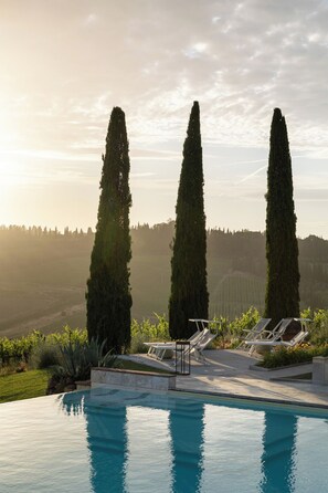 Seasonal outdoor pool, open 8:30 AM to 7:30 PM, pool umbrellas - Poderi Arcangelo Glamping (San Gimignano)