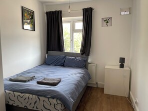 2 habitaciones, tabla de planchar con plancha, wifi y ropa de cama