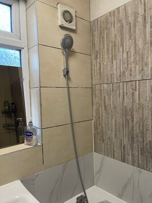 Dusche, Haartrockner, Handtücher, Seife
