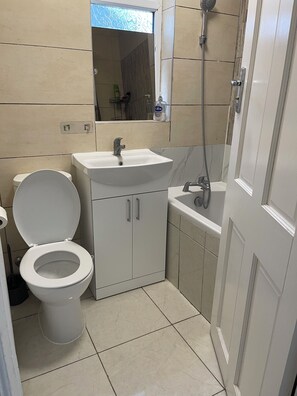 Douche, sèche-cheveux, serviettes fournies, savon
