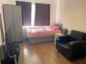 2 habitaciones, tabla de planchar con plancha, wifi y ropa de cama 