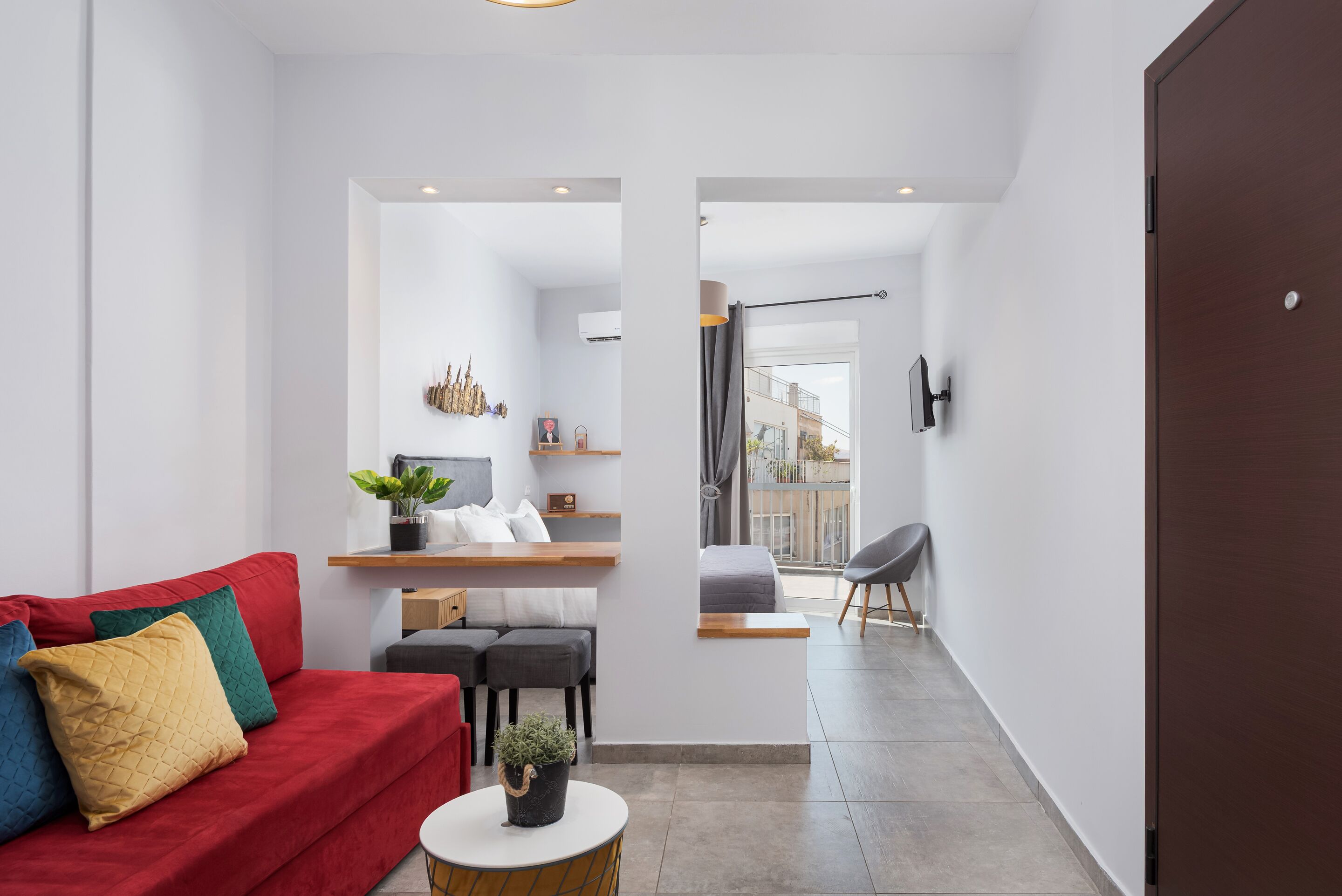 40-inch Smart TV with satellite channels, Netflix, streaming services