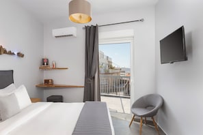In-room safe, soundproofing, iron/ironing board, free WiFi