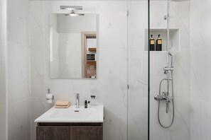 Douche, douche à « effet pluie », articles de toilette gratuits