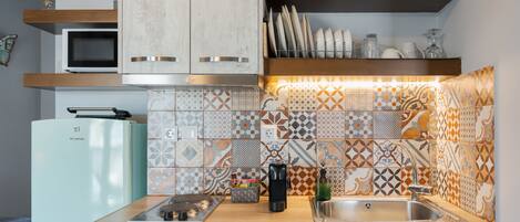 Frigorífico grande, microondas y placa de cocina