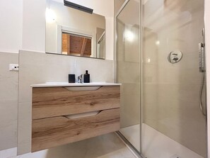 Douche, sèche-cheveux, bidet, serviettes fournies