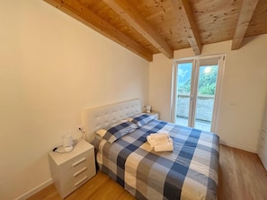 2 bedrooms, internet, bed sheets