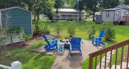 2-BR Getaway w/ HUGE screened porch, Golf Cart, Pool, & Boat Ramp near Wolf Bay