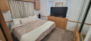 2 bedrooms, free WiFi, bed sheets - 2-BR Getaway w/ HUGE screened porch, Golf Cart, Pool, & Boat Ramp near Wolf Bay (Elberta)