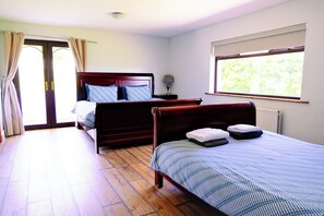 4 bedrooms, iron/ironing board, WiFi, bed sheets