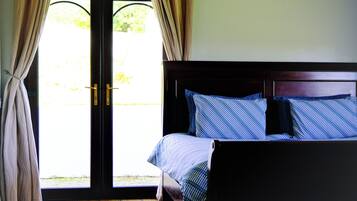 4 bedrooms, iron/ironing board, WiFi, bed sheets