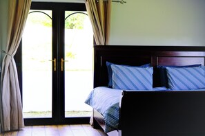 4 bedrooms, iron/ironing board, WiFi, bed sheets
