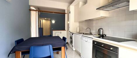 Kühlschrank, Mikrowelle, Ofen, Wasserkocher mit Kaffee-/Teezubehör