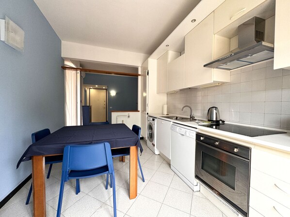 Fridge, microwave, oven, coffee/tea maker