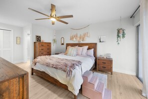 4 bedrooms, iron/ironing board, WiFi, bed sheets