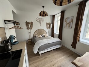 Iron/ironing board, free WiFi, bed sheets