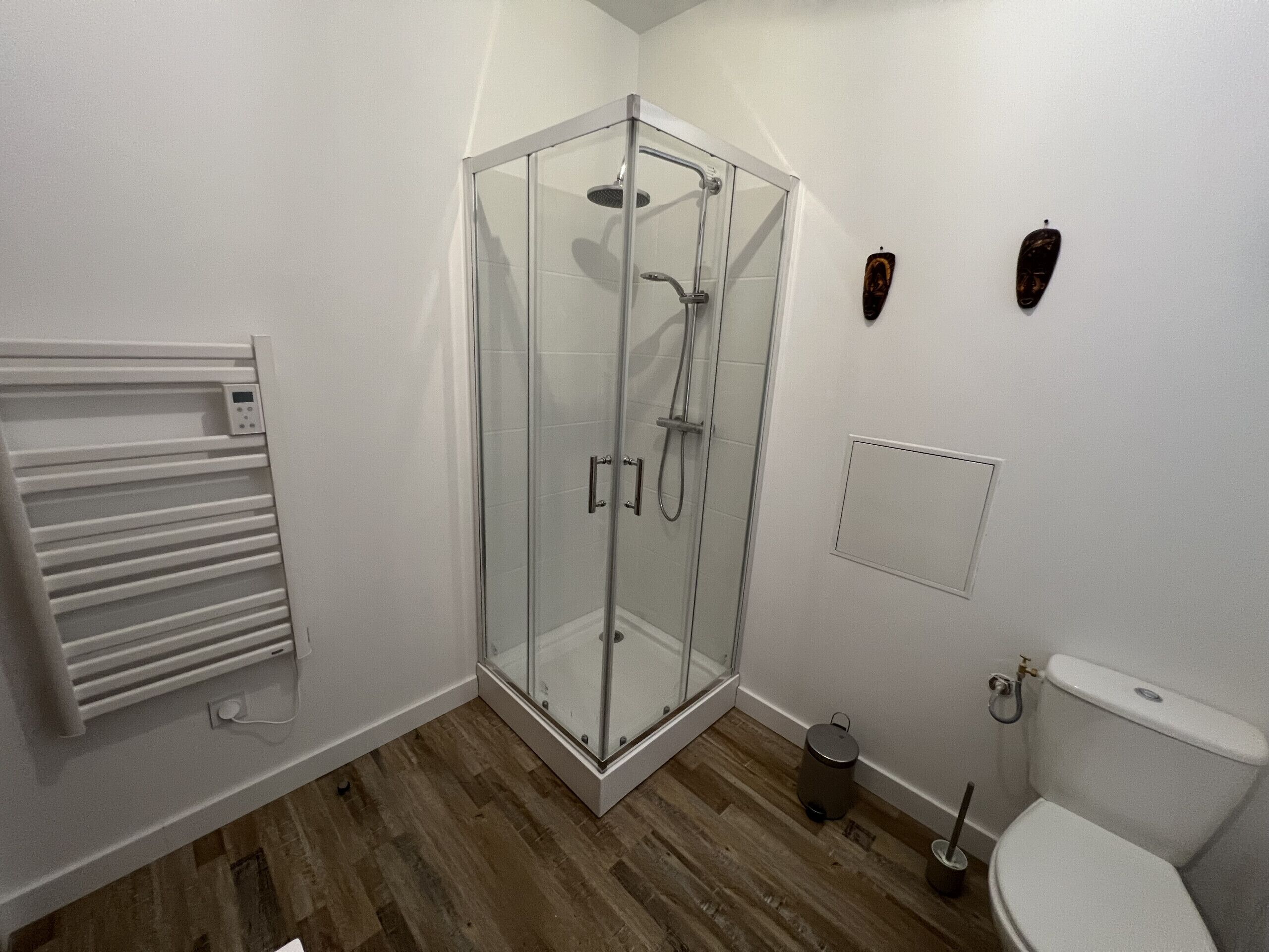 Een douche, een haardroger, handdoeken