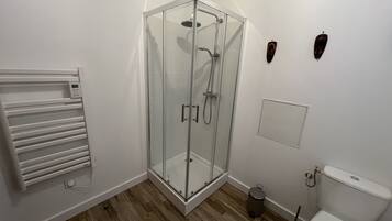 Een douche, een haardroger, handdoeken