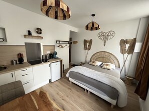 Iron/ironing board, free WiFi, bed sheets