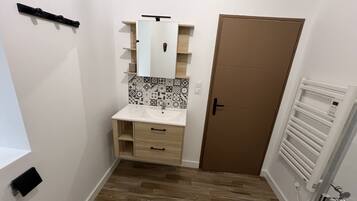 Een douche, een haardroger, handdoeken