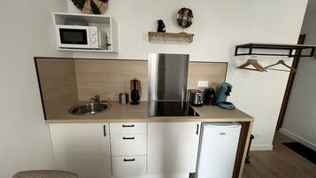 Een koelkast, een microgolfoven, een oven