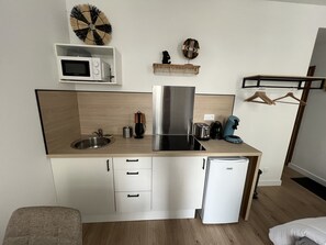 Refrigerador, microondas, horno, cafetera/tetera
