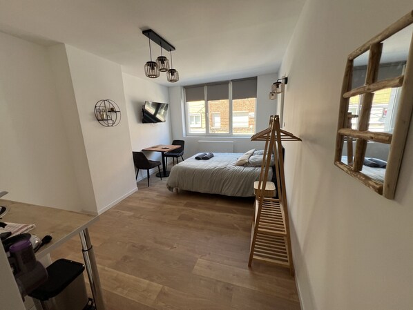 Een strijkplank/strijkijzer, gratis wifi, beddengoed
