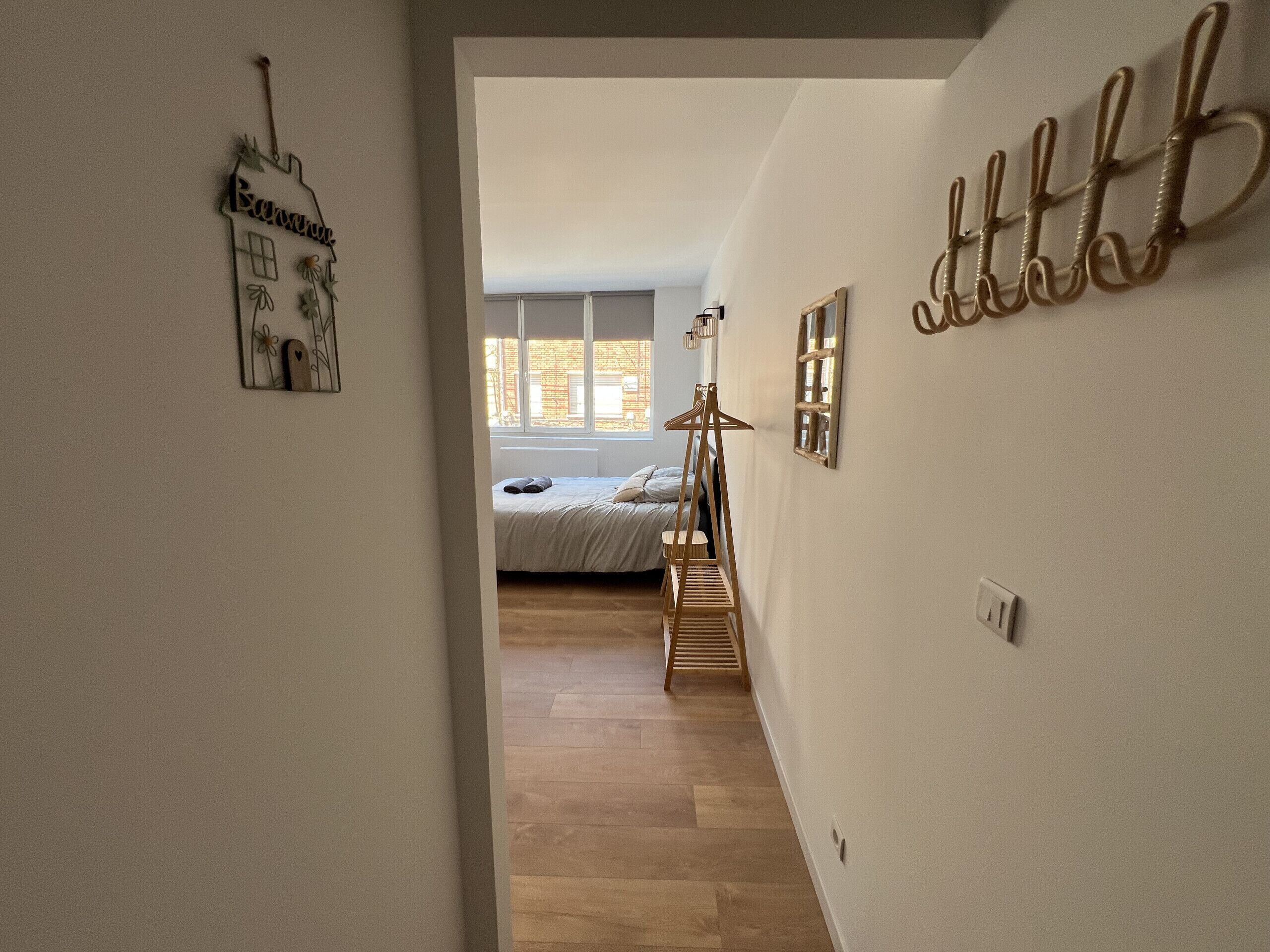 Tabla de planchar con plancha, wifi gratis y ropa de cama 