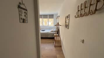 Tabla de planchar con plancha, wifi gratis y ropa de cama